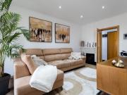 Apartamento T5, remodelado, em Algés