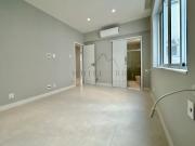 Apartamento totalmente reformado na quadra da praia em...