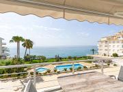Apartamento vacacional de primera línea con piscina en Altea