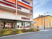 Wunderschöne Vitrine mit großen Lagerräumen im ersten...