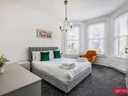 Apartment at Christchurch Avenue, Greater London