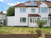 Apartment In North Circular Road, Neasden, London Nw2