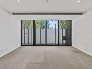 Apartment in Southbank Location! 2 balconies and WFH area