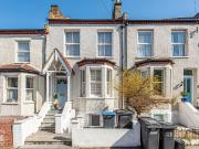 apartment to rent in Queen Mary Road, London, SE19