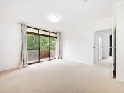 Apartment with 2 bedrooms, 1 bathroom & parking for 1 car