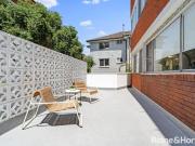 Apartment with 2 bedrooms, 1 bathroom & parking for 1 car