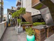 Apartment with Stunning City Views on the 39th Floor of...