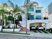 &apos Elegancia y Comodidad en Lomas del Bosque&apos