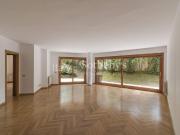 Appartamento con giardino e piscina condominiale