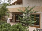 appartamento con giardino e piscina condominiale