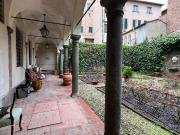 Appartamento con giardino in piazza san michele 46, Lucca