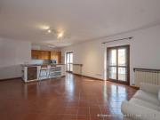 Appartamento di 100 m con 3 locali e box auto in affitto...