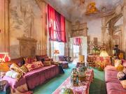 Appartamento di prestigio con salone affrescato