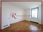 Appartamento in affitto a Milano via Arco, parzialmente...