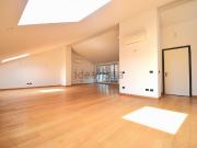 Appartamento in affitto di 206 m² in Via Giulio Uberti, 29