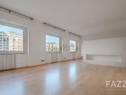 Appartamento in affitto di 206 m² in Via Iginio Ugo...