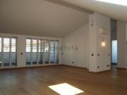 Appartamento in affitto di 215 m² in Via Giulio Uberti