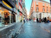 Appartamento in vendita di 120 m² in Via Chiaia