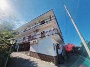Appartamento ristrutturato su due livelli con giardino