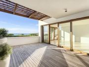 Appartement contemporain avec terrasse et piscine