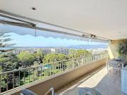 Appartement contemporain avec terrasse et piscine