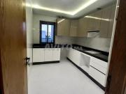 Appartement avec balcon dans un bâtiment avec ascenseur....