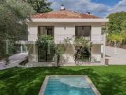 Villa avec piscine et terrasse Villa avec piscine et terrasse