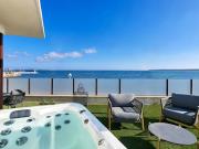 Appartement contemporain avec terrasse en bord de mer