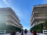 Appartement contemporain avec terrasse en bord de mer