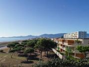 Appartement contemporain avec terrasse en bord de mer