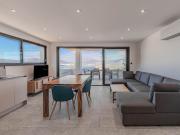 Appartement contemporain avec terrasse en bord de mer