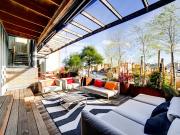 Appartement contemporain avec terrasse et piscine