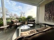 Appartement contemporain avec terrasse et piscine