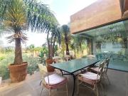 Appartement contemporain avec terrasse et piscine