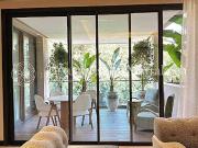 Appartement contemporain avec terrasse et piscine