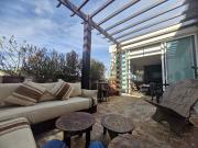 Appartement contemporain avec terrasse et piscine