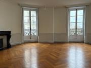Appartement de 156 m² au deuxième étage avec ascenseur...