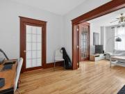 Appartement de 3 chambres, 3 salles de bain, et sous sol...