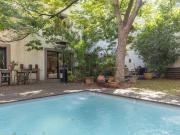 Appartement duplex avec jardin, piscine et 6 places de...