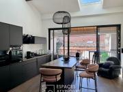 Appartement duplex rénové avec terrasse et garage dans...