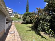 Appartement F3 en rez de jardin clôturé près de la piscine