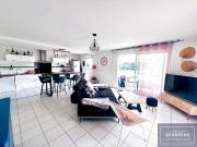 Appartement F4 avec terrasse et 1 box fermés + une place...