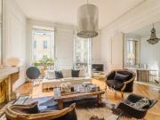 APPARTEMENT LUMINEUX AVEC BALCON PLACE DU PALAIS JOHN...