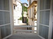 Appartement lumineux centre Arles Arènes Place Voltaire