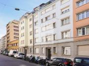 Appartement traversant de 5 pièces au 1er étage situé...