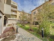 Appartement type 3 pièces avec parking et cave.