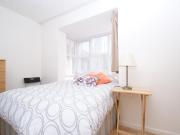 Appealing double bedroom close to the East Acton tube...