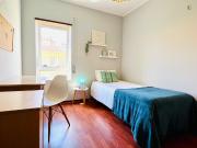 Appealing single bedroom in a student flat, near Escola...