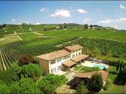 Appena fuori Nizza Monferrato, una spaziosa villa dal...