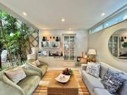 Apresentamos esta incrível casa com 379m², 4 quartos 2...